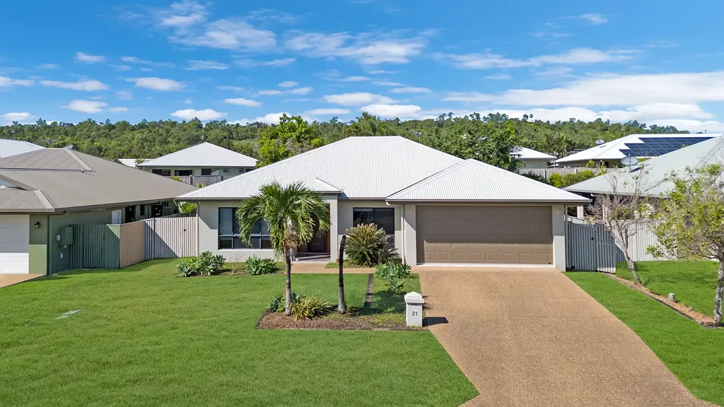Bushland Beach 4房  Beach side living this is the perfect investment or future home.
