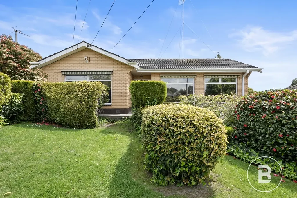 THREE BEDROOM FAMILY DWELLING CLOSE TO CBD WITH A VIEW