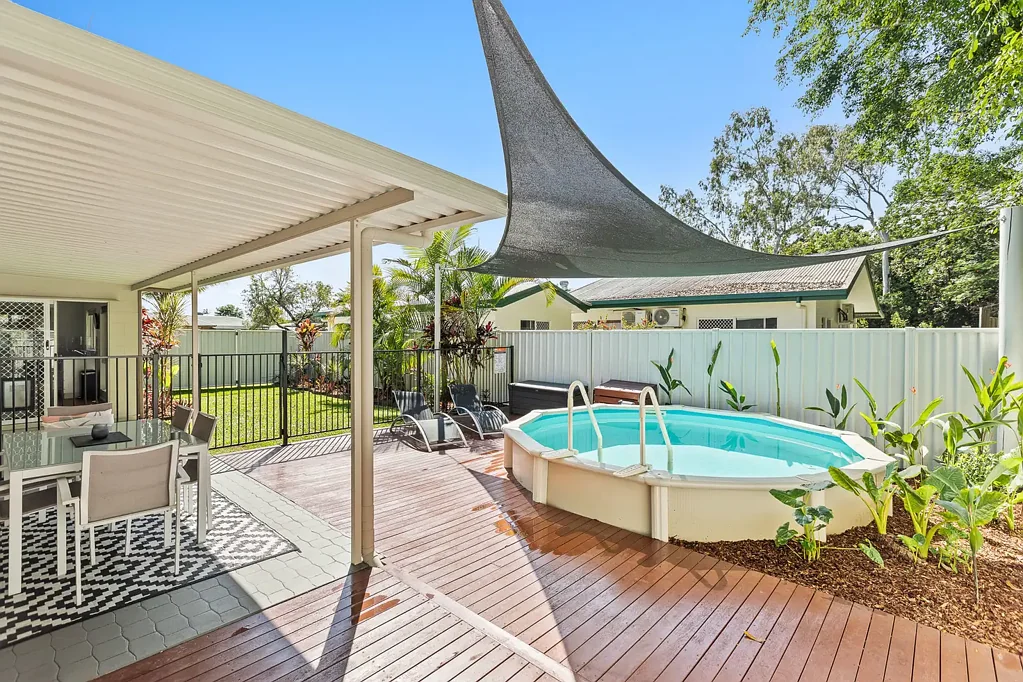 9 Hammond Court, Mooroobool, QLD 4870