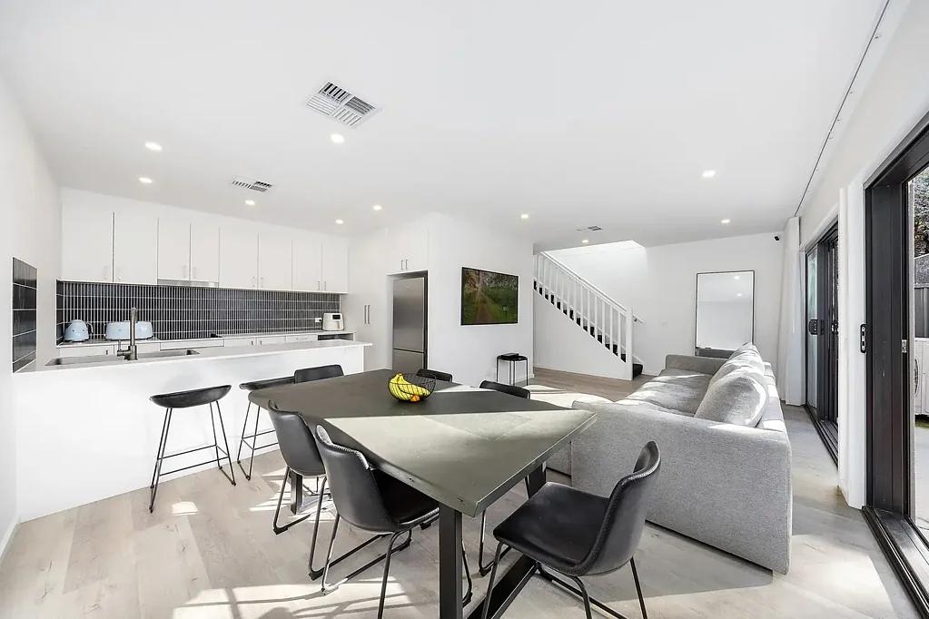 Strathnairn 3房  Light-Filled Townhome Offering Style and Family Comfort