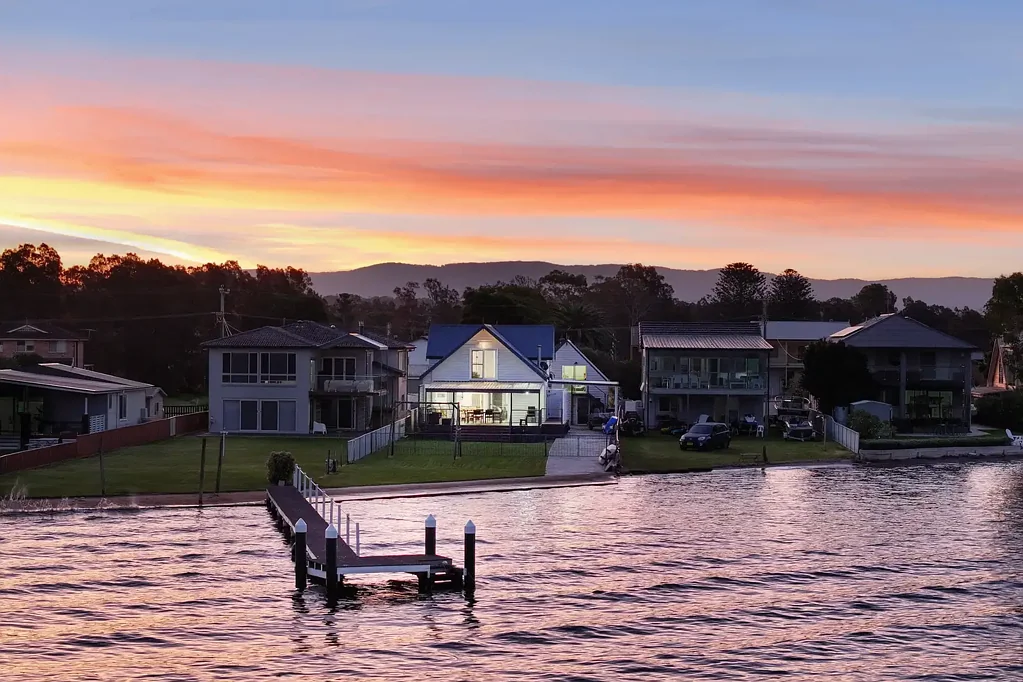 Dora Creek 5chambre Absolute waterfront home on large block