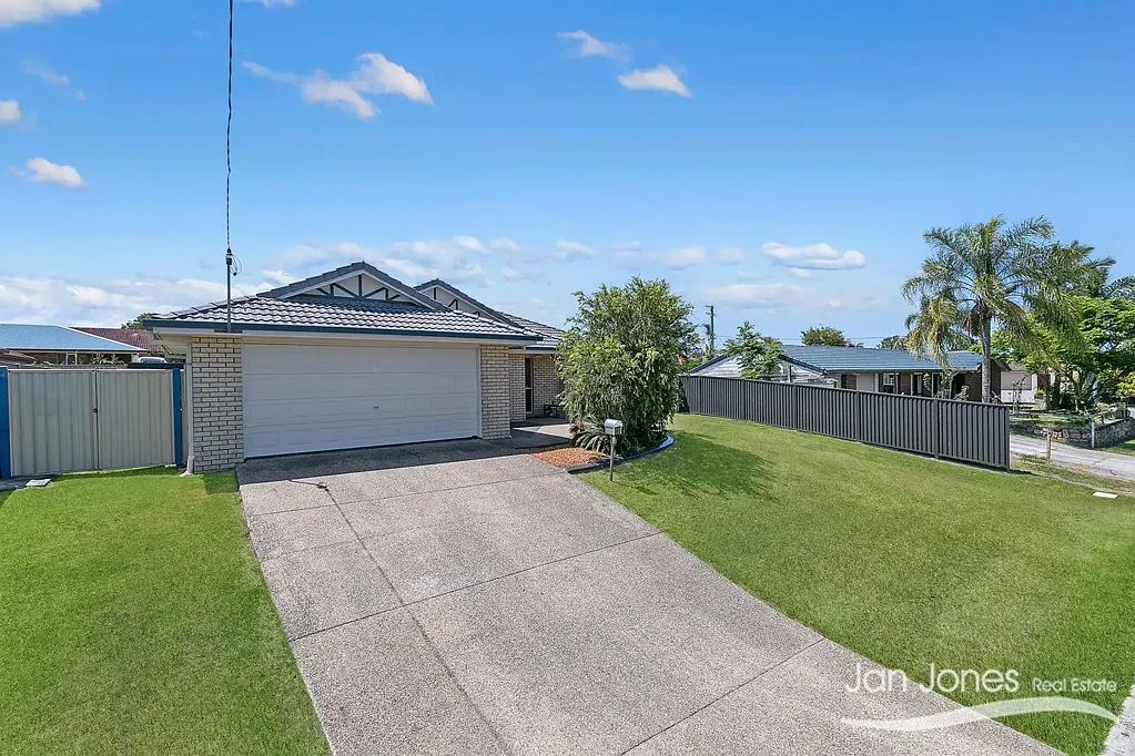 LARGE FAMILY HOME WITH BOAT/CARAVAN ACCESS!