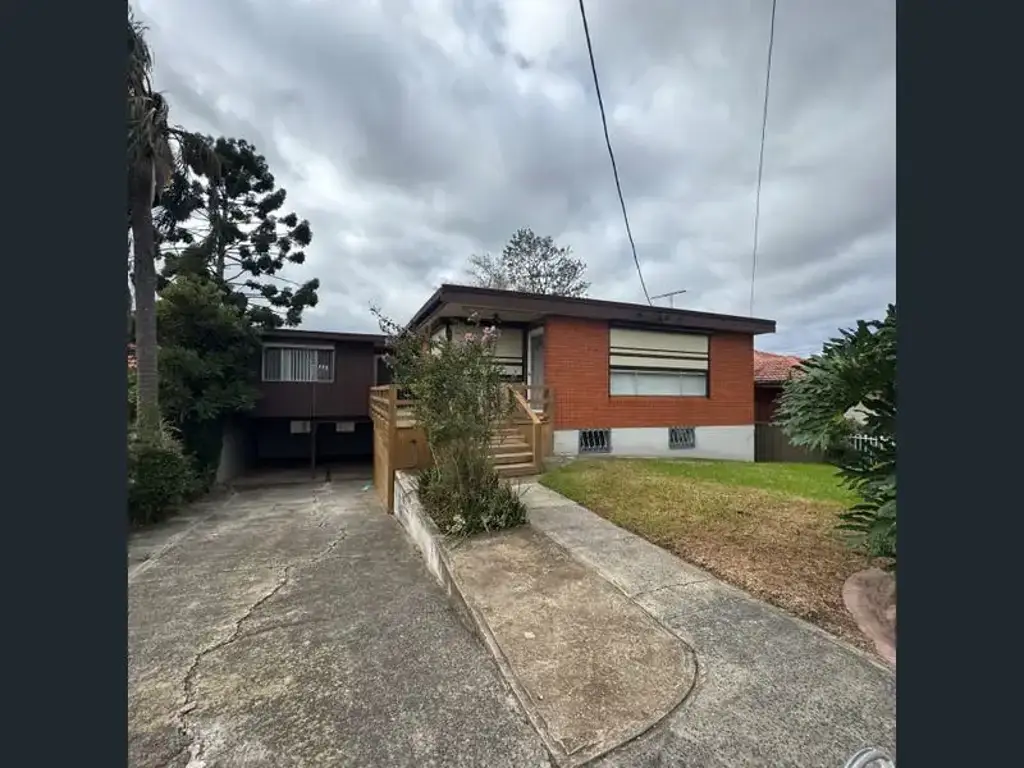 Spacious, Light-Filled Family Home in Prime Location