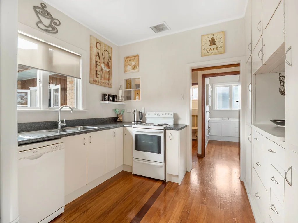 Te Aroha 3 Slaapkamer Solid brick, serious opportunity