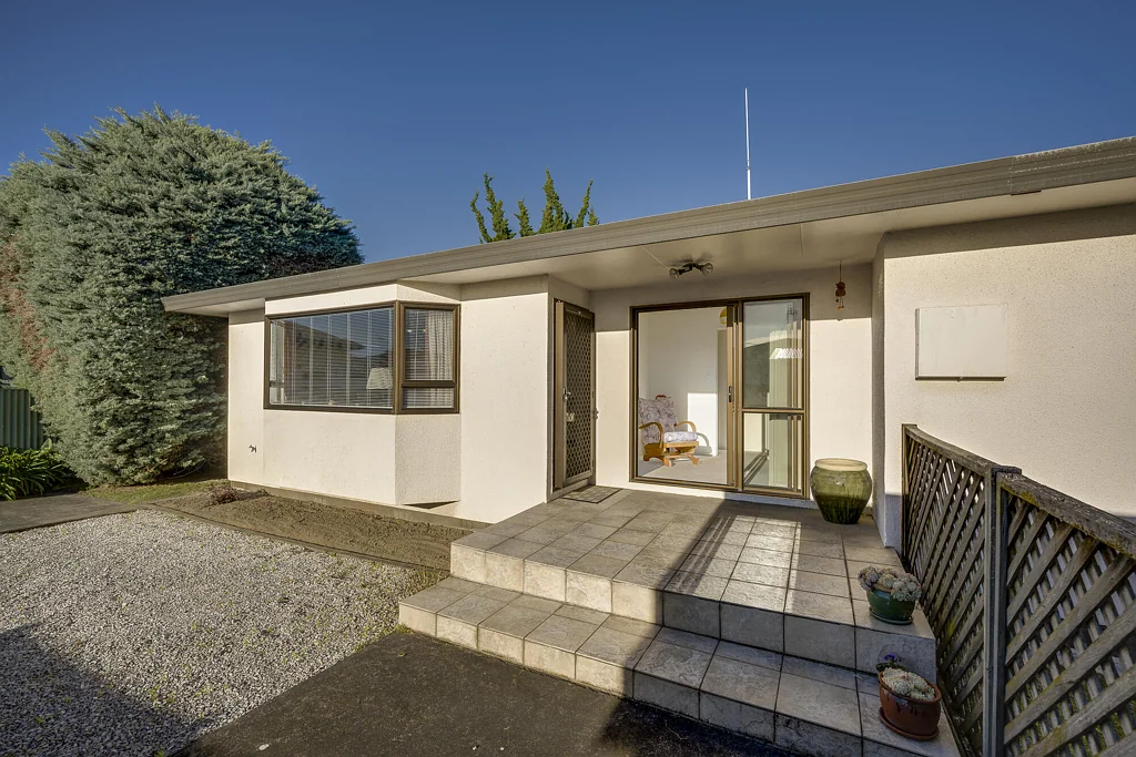 Onekawa 3房  Ideal Lock And Leave Townhouse