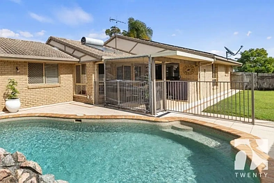 Currimundi 4房  Family Living with a Pool in a Prime Currimundi Location