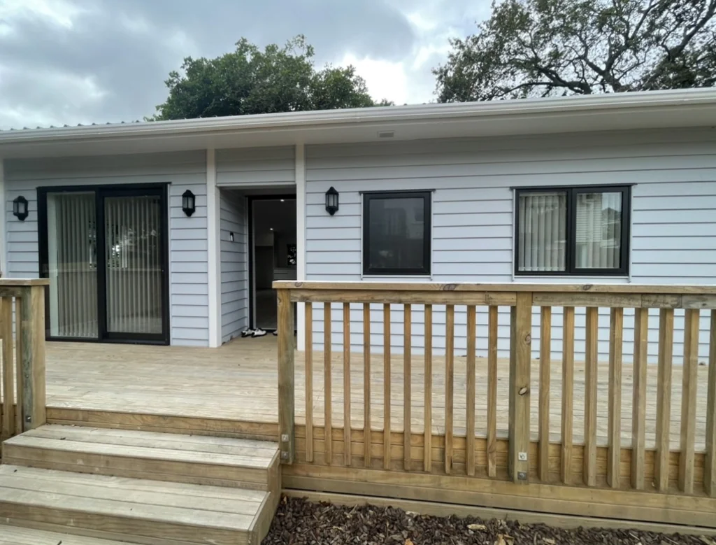 5-Bedroom  House（or 4 bedrooms+1 office room）with 2 Bathrooms  in Glenfield, Auckland