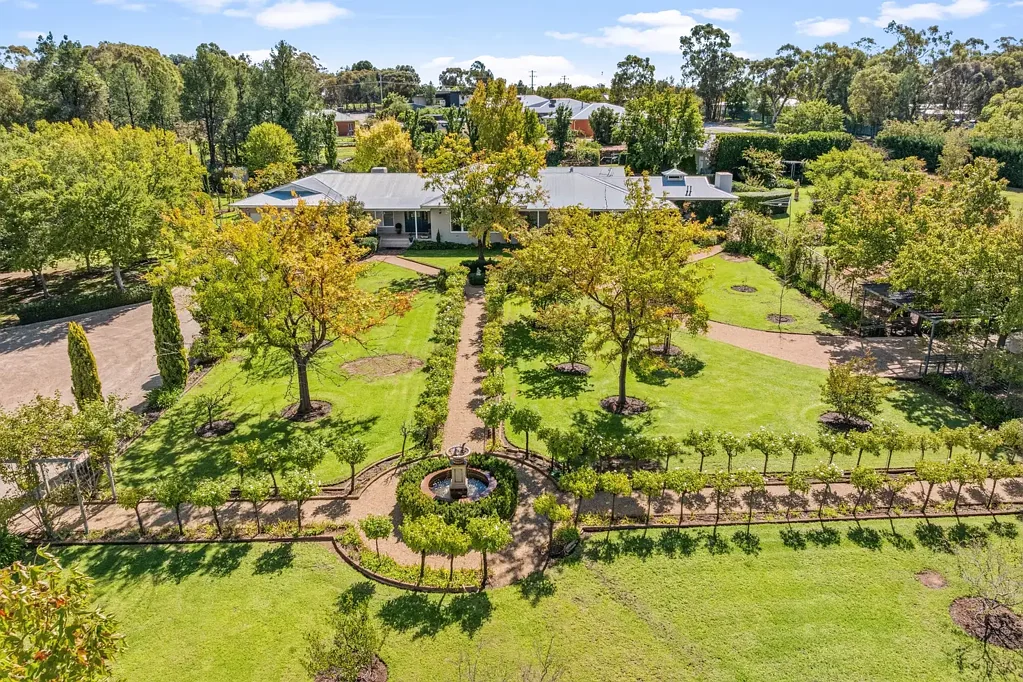 Coolamon 4Zimmer A Garden Oasis Designed for Entertaining - Pool + 4 bay shed