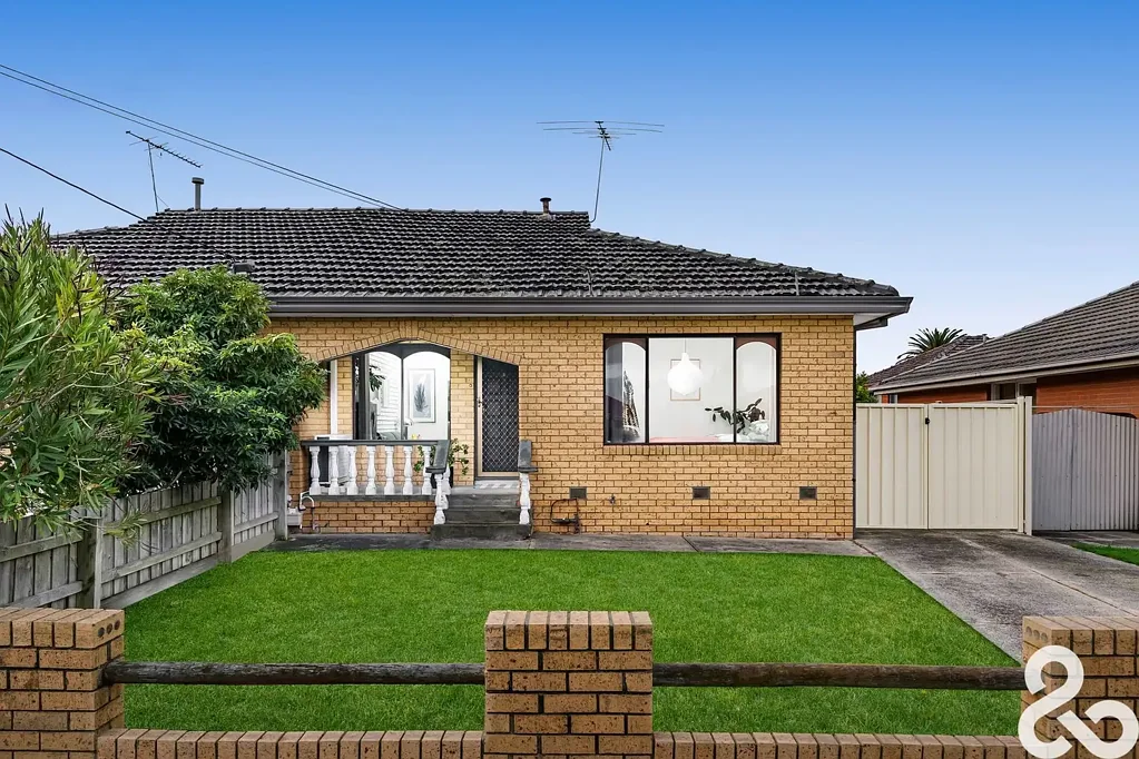 Thomastown 2Zimmer Spacious Semi-Detached Unit with Rare Huge Backyard