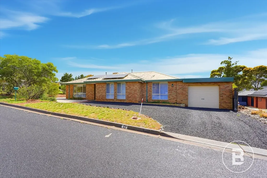 Bacchus Marsh 3ห้องนอน IMMACULATE LIGHT-FILLED HOME WITH EXCEPTIONAL SHEDDING & PARKING
