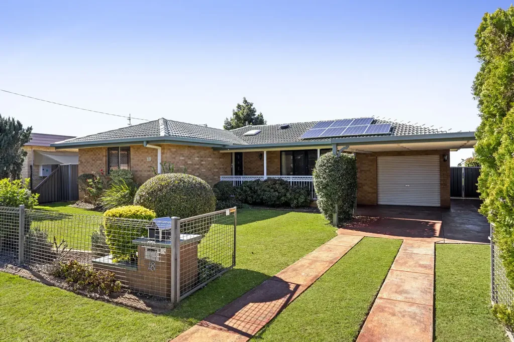 Harristown 3 Slaapkamer Two Living Areas, Powered Shed & a Prestigious Smithfield Estate Address