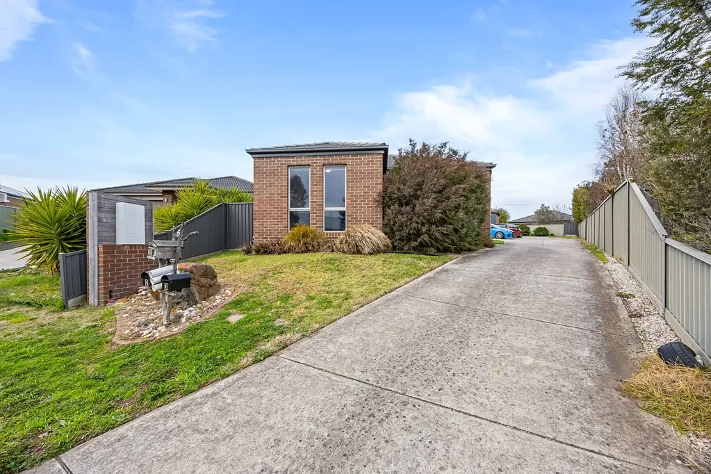 LOW MAINTENANCE THREE BEDROOM UNIT IN SEBASTOPOL
