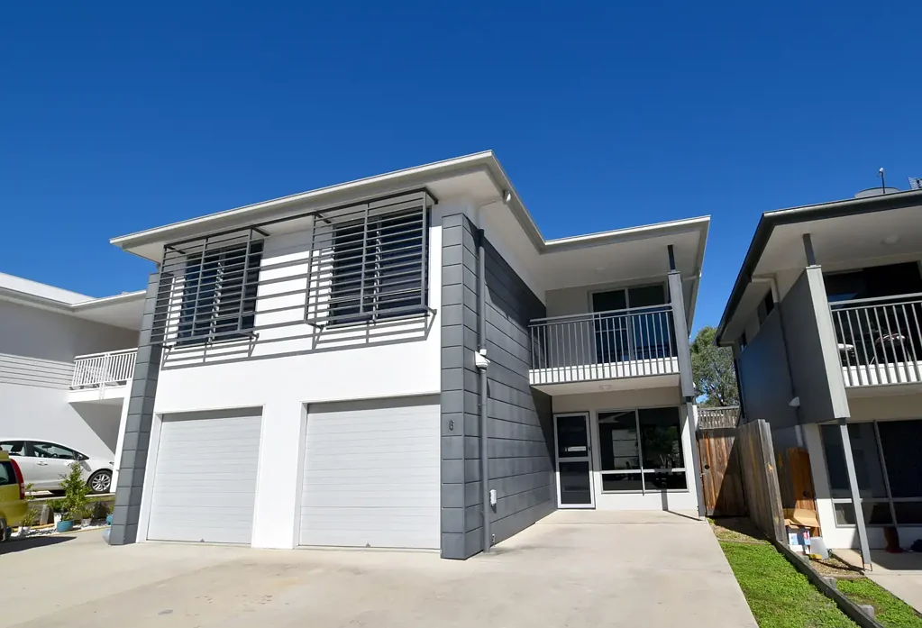 BREAK LEASE:: UNFURNISHED TOWNHOUSE IN RESORT STYLE COMPLEX… PLUS SWIMMING POOL!
