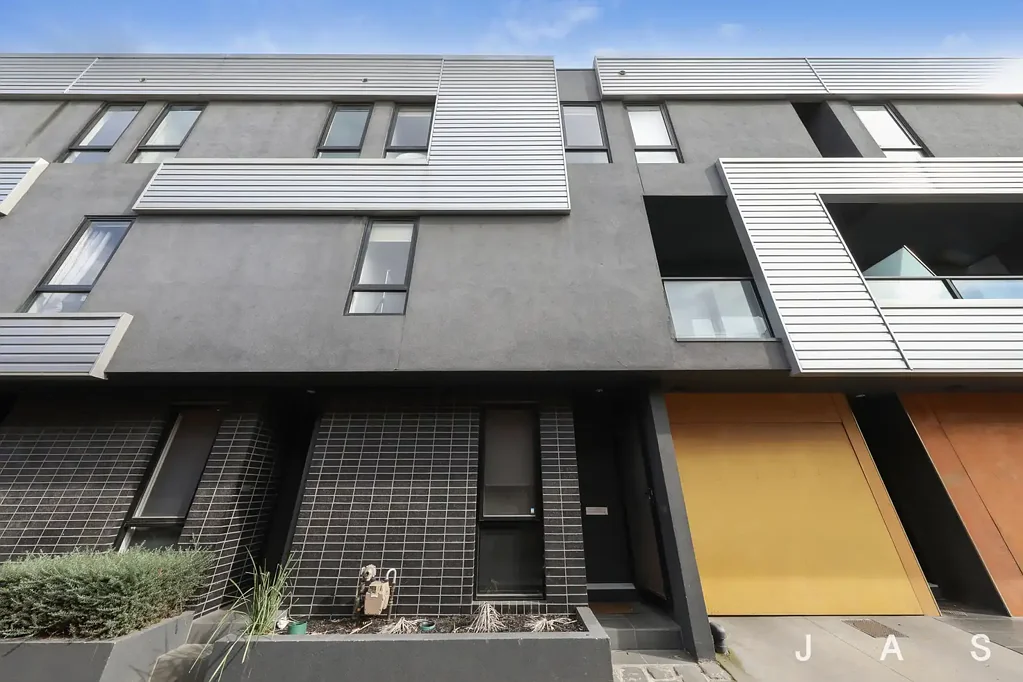 Spacious Multi-Level Townhouse with Rooftop City Views