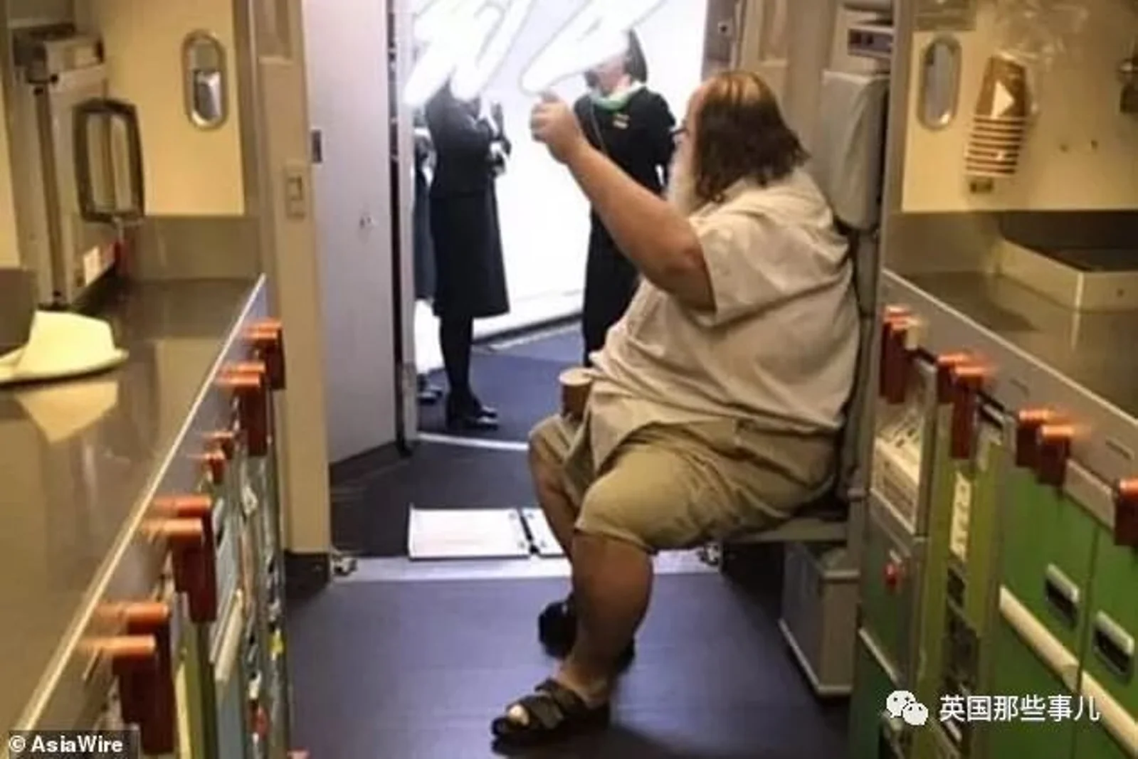 强迫空姐给自己脱裤子擦屁股的白人男乘客，最近死了...