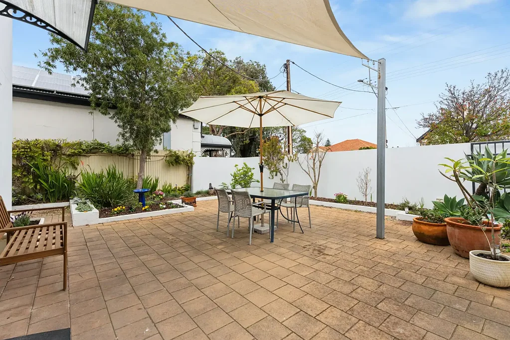 Glenelg South 2 Slaapkamer Charming Renovated Home Unit, Prime Premium Location, Massive Private Yard and More!