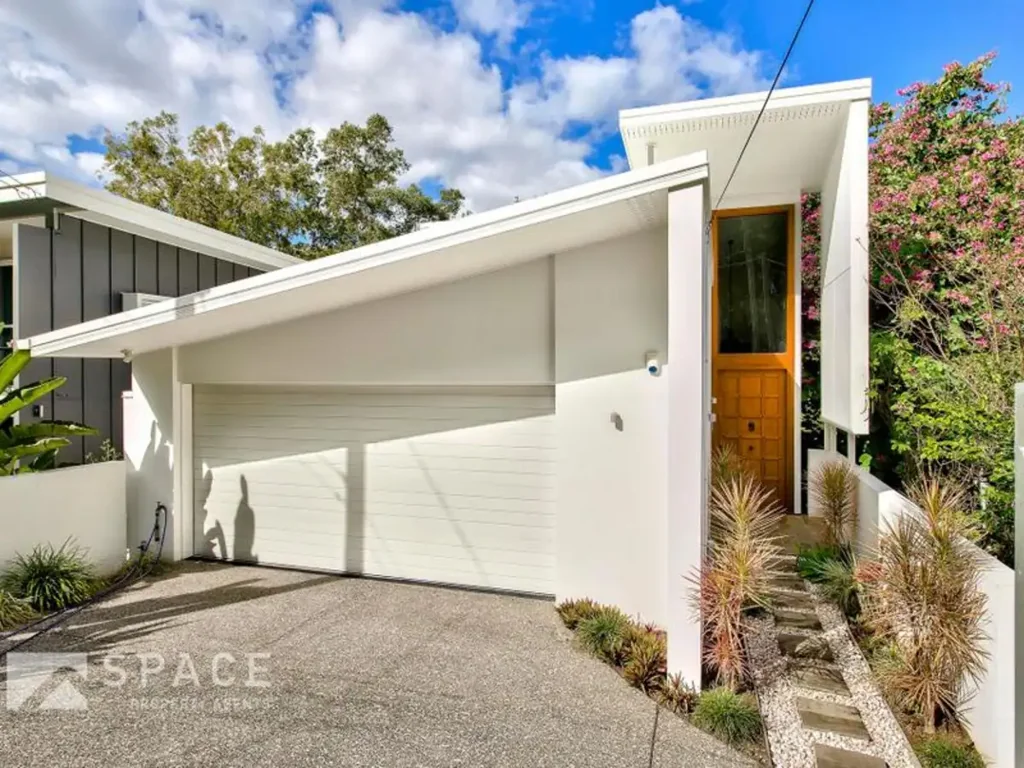 Stylish Contemporary Home Over-Looking Bush Setting