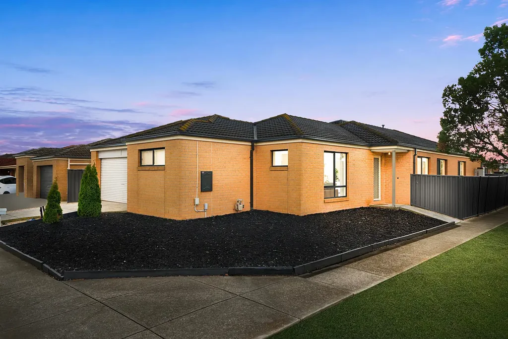 Manor Lakes 5બેડરૂમ PRIME MANOR LAKES LOCATION | FIVE BEDROOMS | MULTIPLE LIVING AREAS | FRESHLY PAINTED & MOVE-IN READY