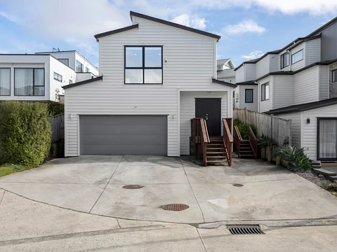 Howick 5 Bedroom Multi-Generational Living in Sought-After Howick