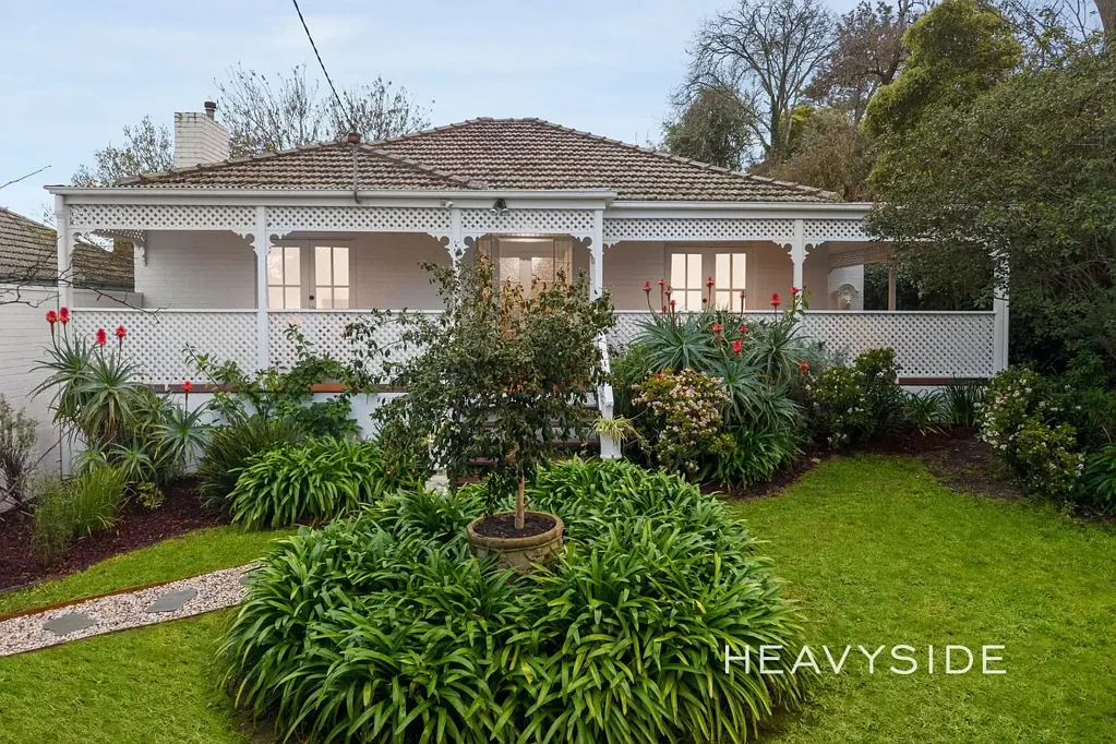 Mont Albert 4房 卓越家庭住宅 | 街区高侧 | 绝佳地块 Exceptional Family Home | High Side of the Street | Amazing Landholding