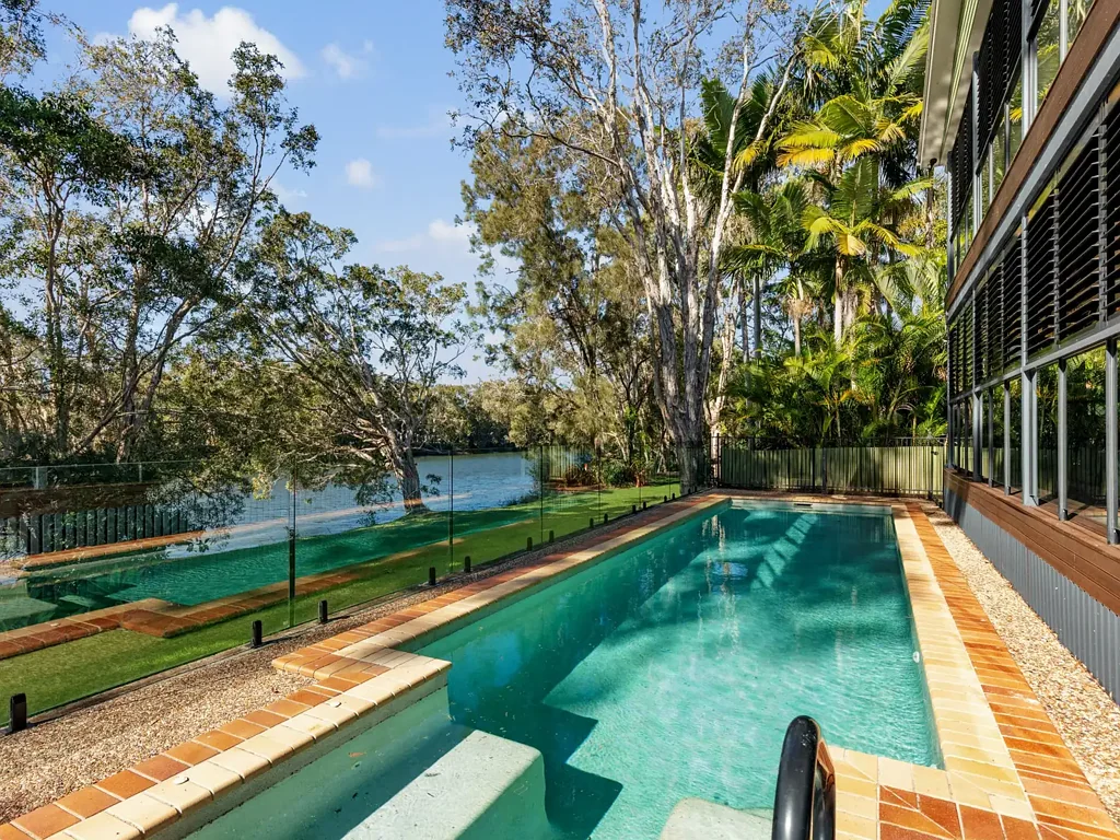 Pacific Paradise 4 Slaapkamer Waterside Elegance with Dual Living Appeal