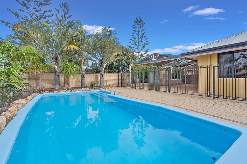 Halls Head 4chambre Space, comfort & poolside charm.
