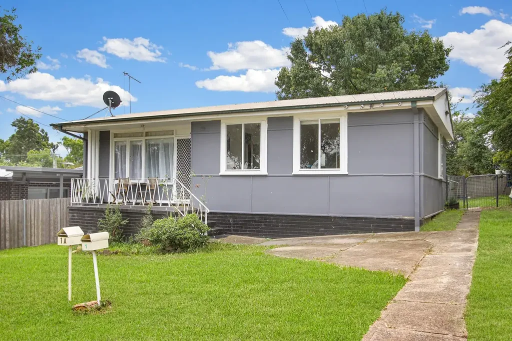 Colyton 4 Bedroom LOOK AT THE LOCATION!