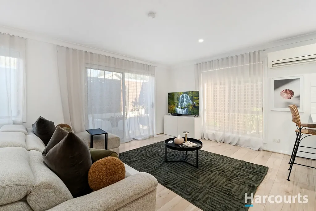 Merewether 3 Bedroom Beautifully presented freestanding townhome, stroll to Merewether beach