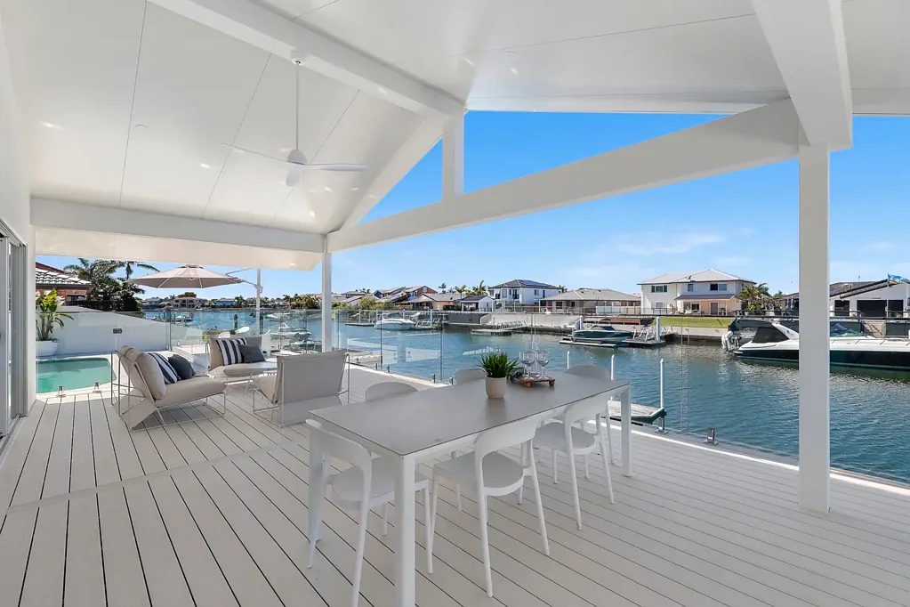 Runaway Bay 5房  Brand New Renovation - 18m+ frontage - Ready Immediately