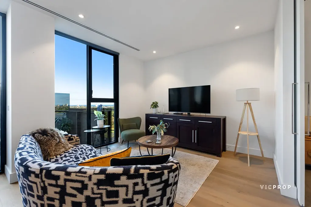 ELEGANT FURNISHED APARTMENT WITH BREATHTAKING ALBERT PARK LAKE VIEWS