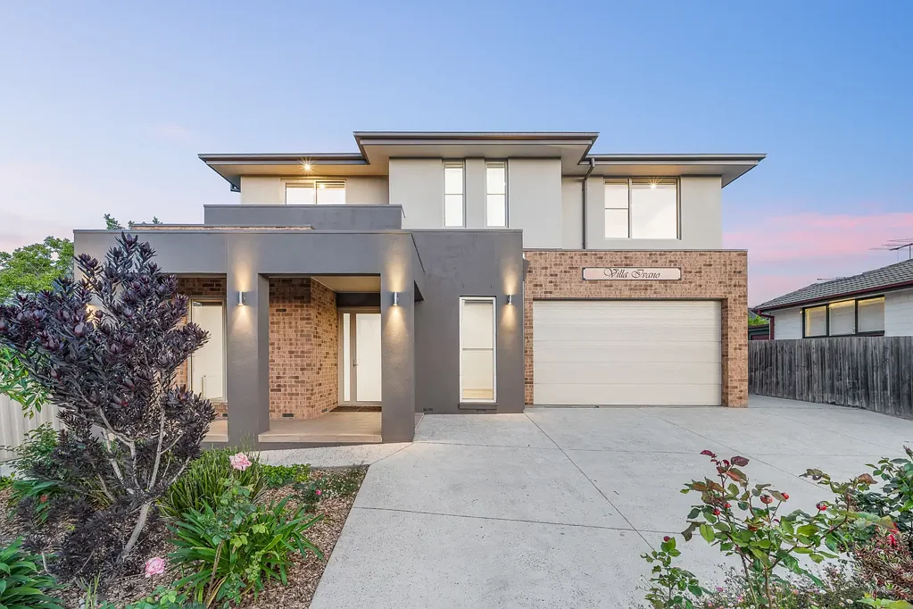 Box Hill North 5ਬੈੱਡਰੂਮ Modern Dual-Living Residence with Business Potential & Rear Access - Walk to Box Hill Central