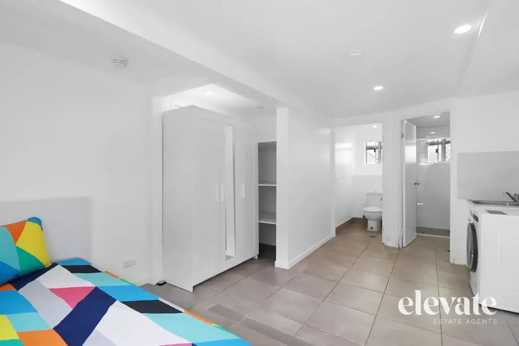 Furnished Room in Stones Corner