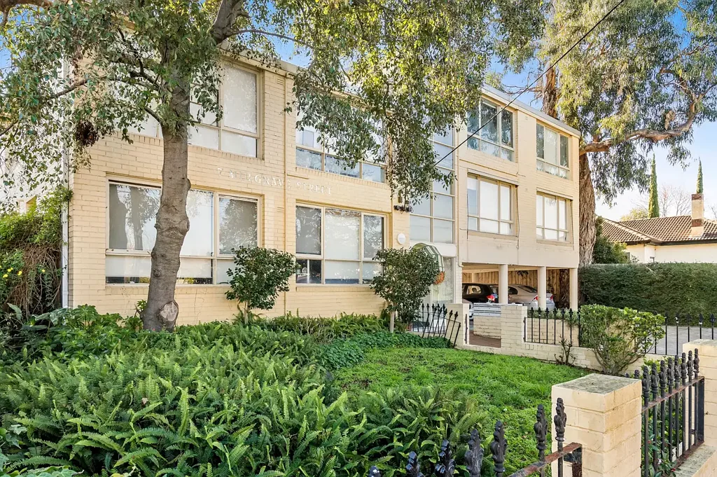 SPACIOUS 3 BED APARTMENT ELSTERNWICK