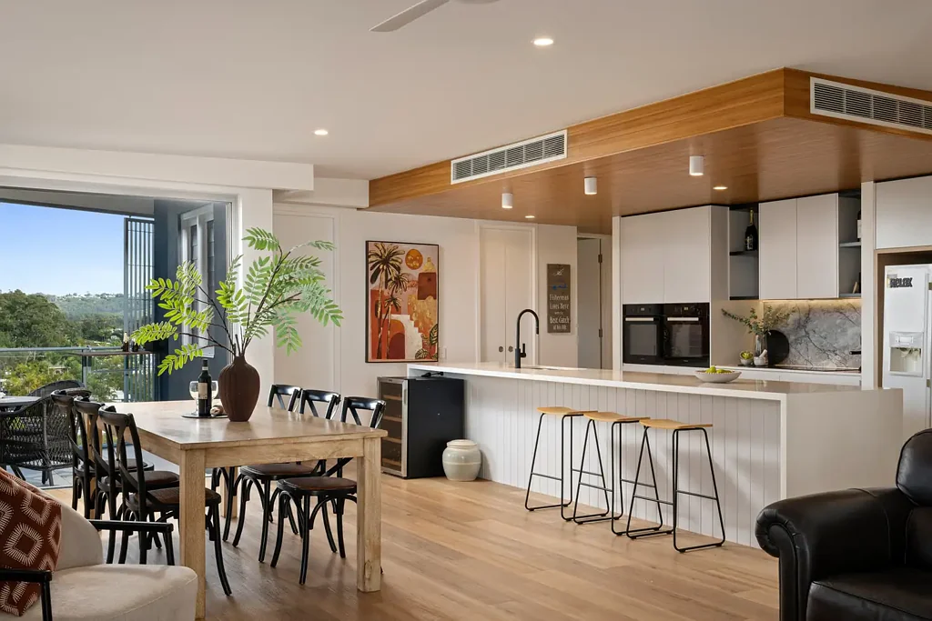 Alexandra Headland 3 Bedroom Top-Floor Penthouse Living with Ocean and Parkland Views