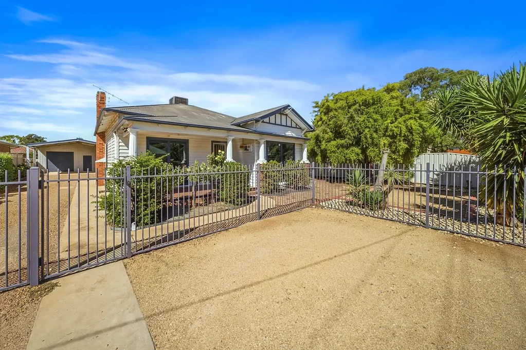 Mooroopna 2ห้องนอน Affordable Living with Exceptional Extras - Zoned = Business 1, Work & Live @ home !
