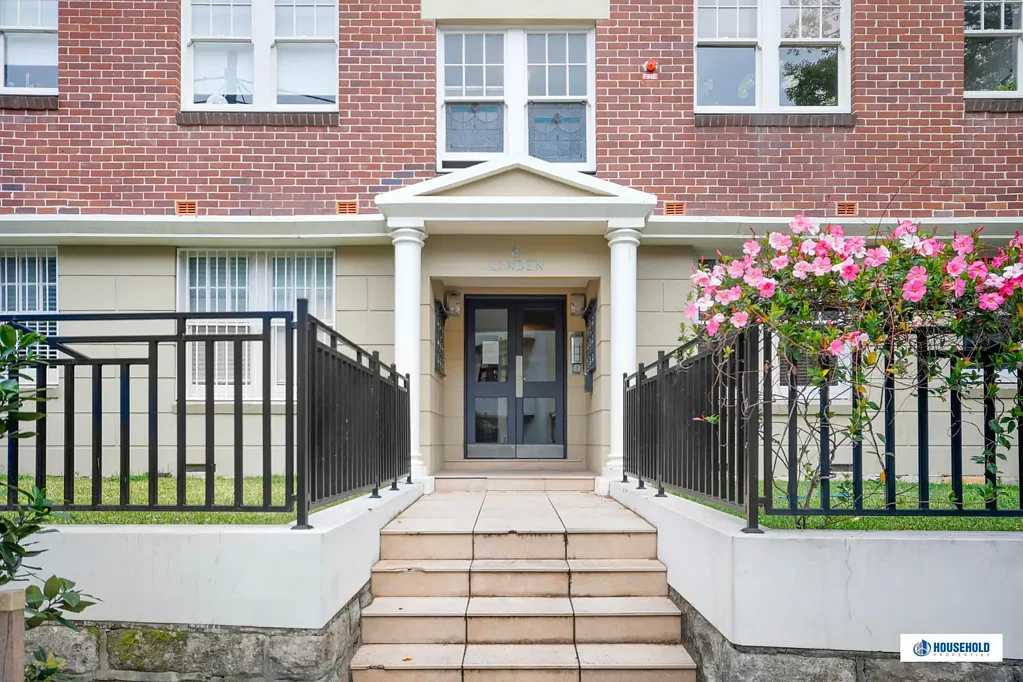 Charming, Private & Secure, Art Deco Apartment