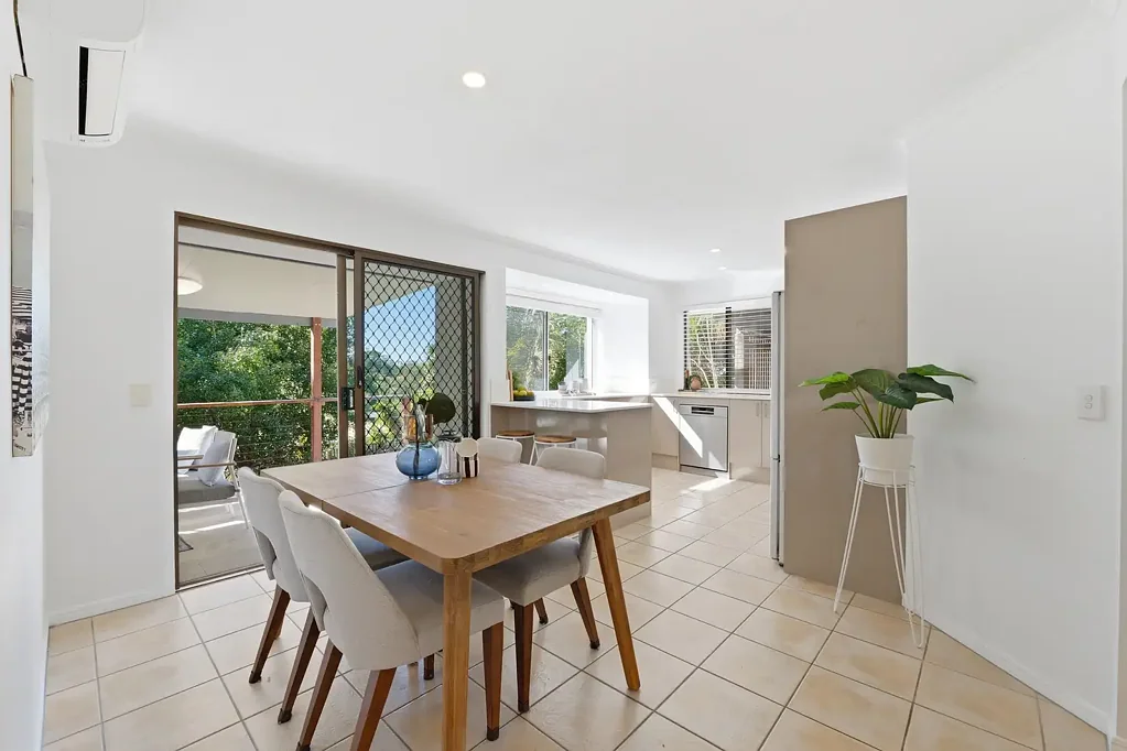 Ferny Hills 3침실 Elevated Lowset Living with Leafy Views