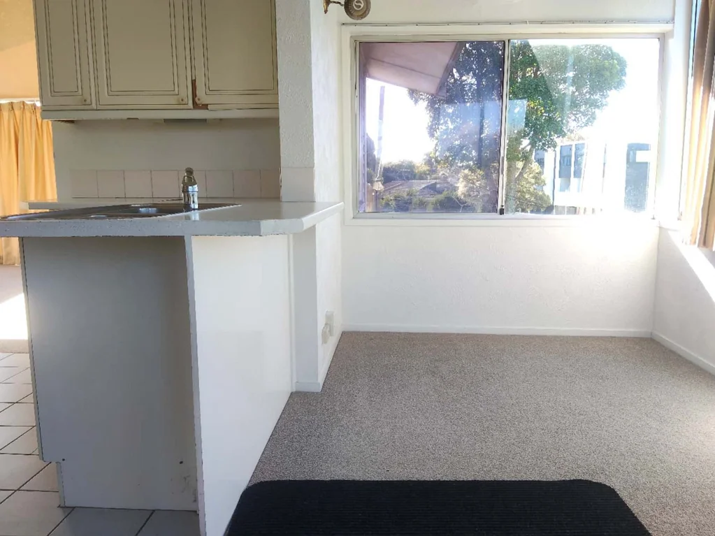 Well presented this lovely upstairs two bedrooms flat