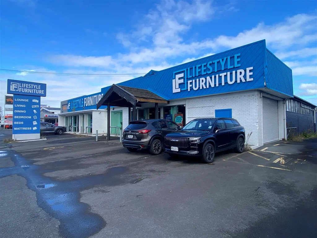 Te Rapa Sizeable Showroom On The Straight