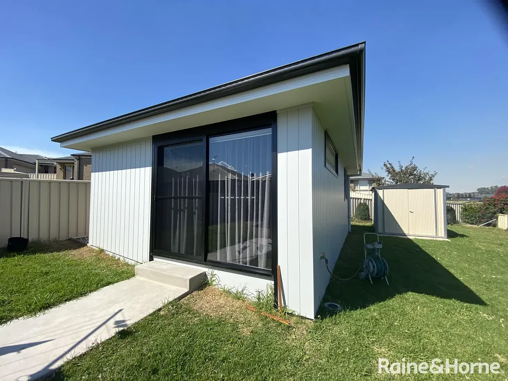 Fully furnished, free stanindg modern Granny Flat - Power & Water Included