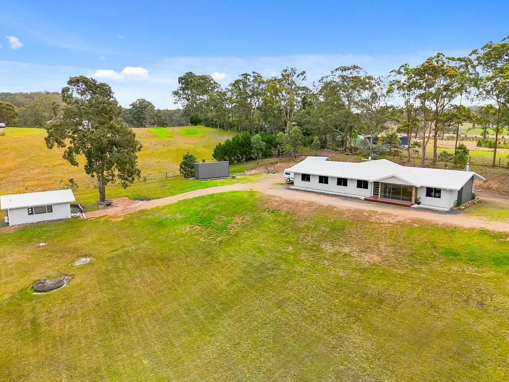 Mondrook 5 Slaapkamer Modern Home & Separate Studio on Picturesque 4.98 Acres in Mondrook
