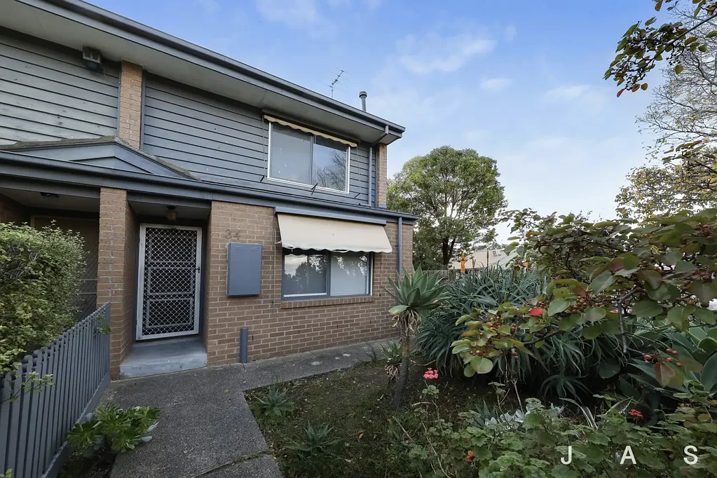 Refreshed townhouse ready to enjoy in the perfect location!