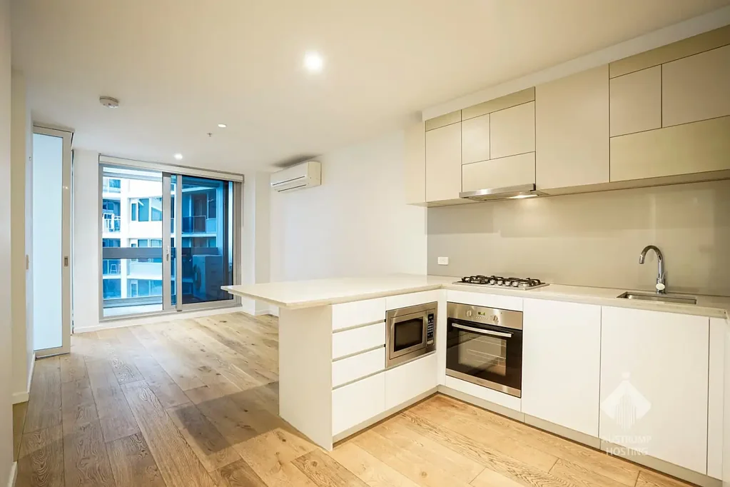 Modern 2-Bedroom Apartment in Prime Melbourne CBD Location