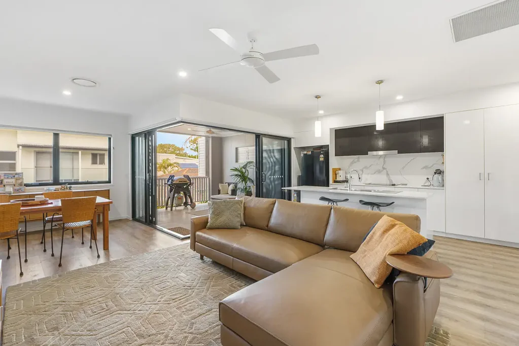 Southport 3房  Stunning modern villa in boutique complex of four