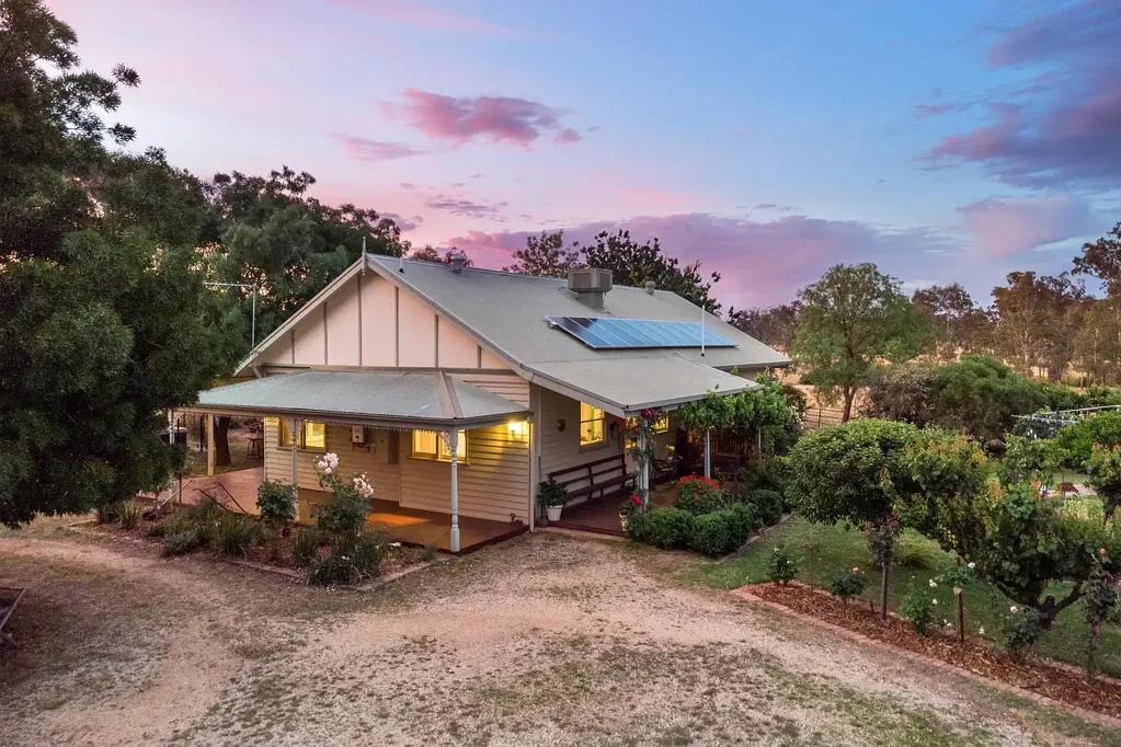 Avoca 3房  Embrace the Pyrenees Lifestyle on 5 Picturesque Acres