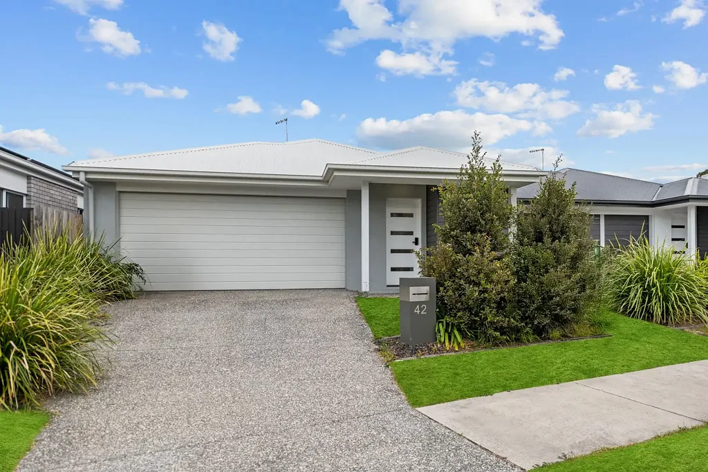 Deception Bay 4房 现代设计 采光充足 共享居住 3卧带卫浴 双车库 293㎡土地 邻近滨水区 低维护社区 Modern Co-Living Investment Opportunity  -  $44k Return | 5.7% Gross Yield