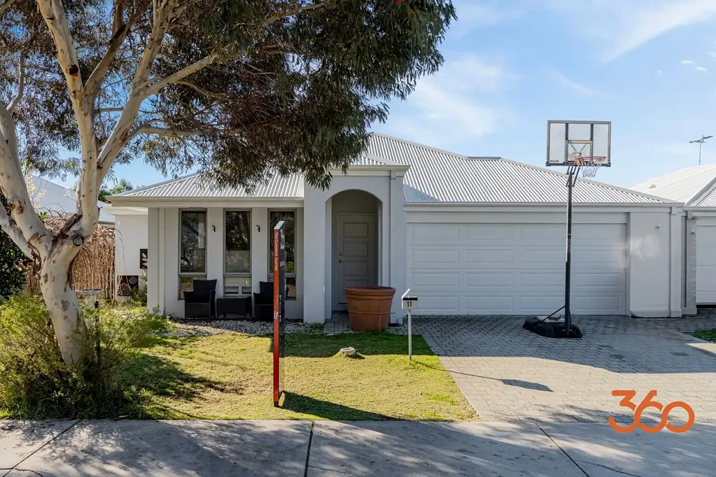 Ellenbrook 4房  Light-Filled Living with a Theatre & Big Backyard