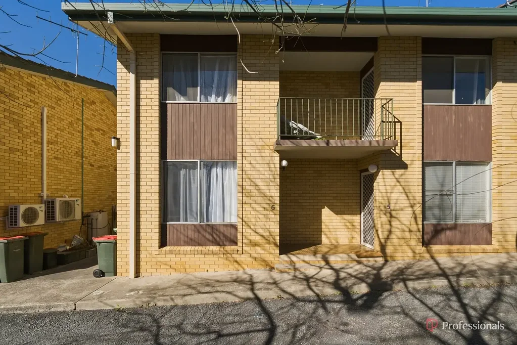 CONVENIENT, LOW-MAINTENANCE LIVING CLOSE TO TOWN
