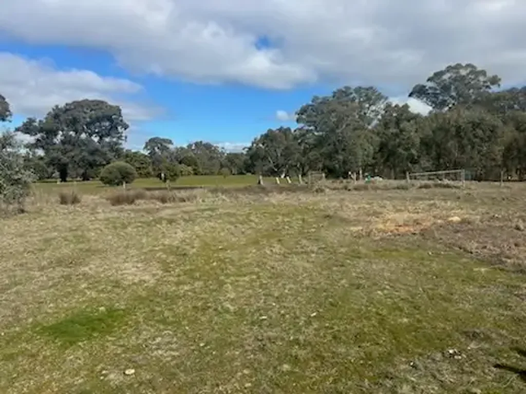 Dunolly YOUR SLICE OF COUNTRY PARADISE - 471m2 BACKING ONTO GOLF COURSE