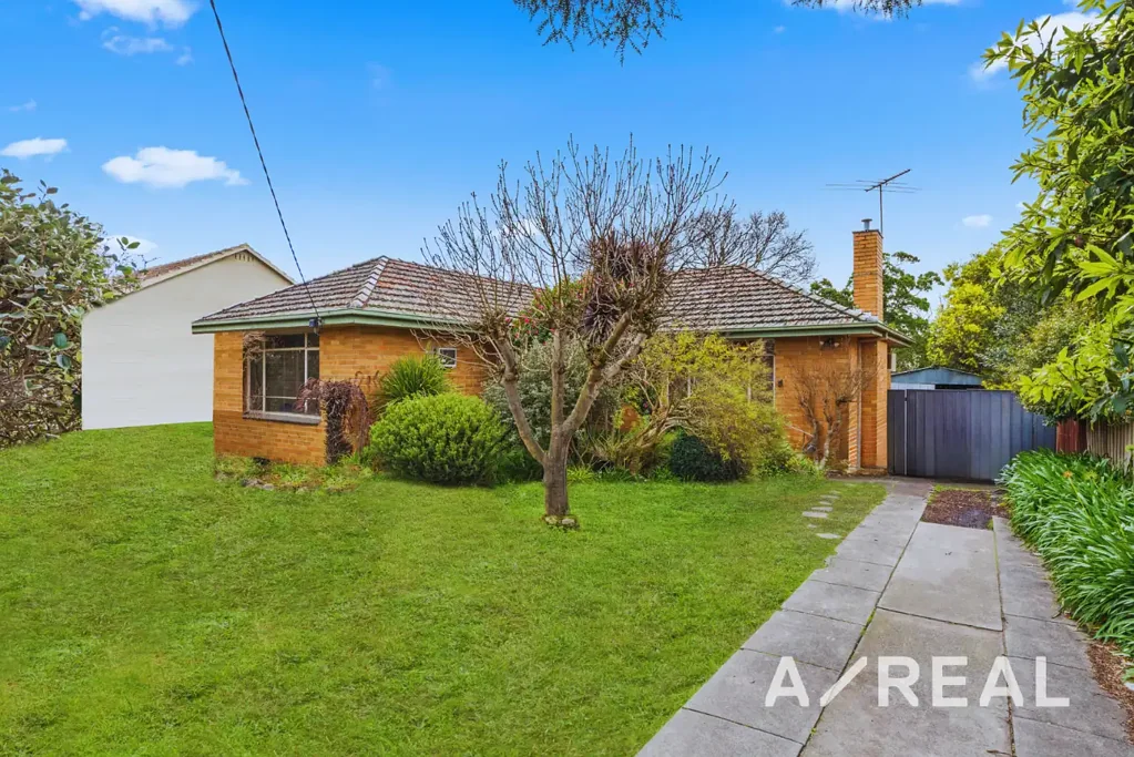 Spacious Family Living with Expansive Gardens in a Prime Doncaster Location